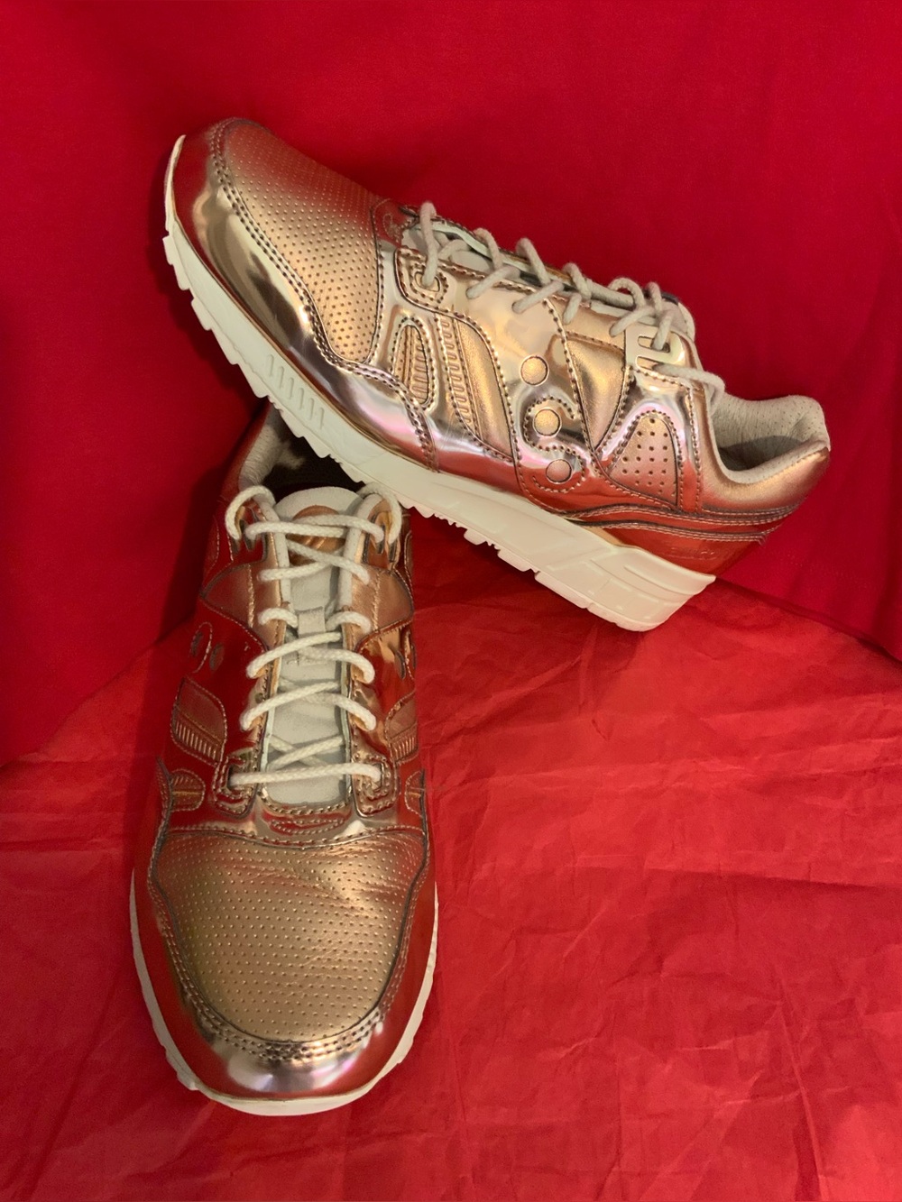 SAUCONY